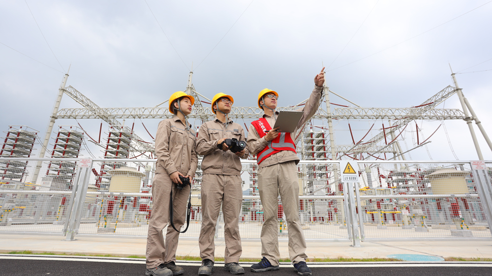 國網福建電力員工巡檢閩粵聯網換流站設備。_副本.jpg 國網福建電力員工巡檢閩粵聯網換流站設備。_副本.jpg
