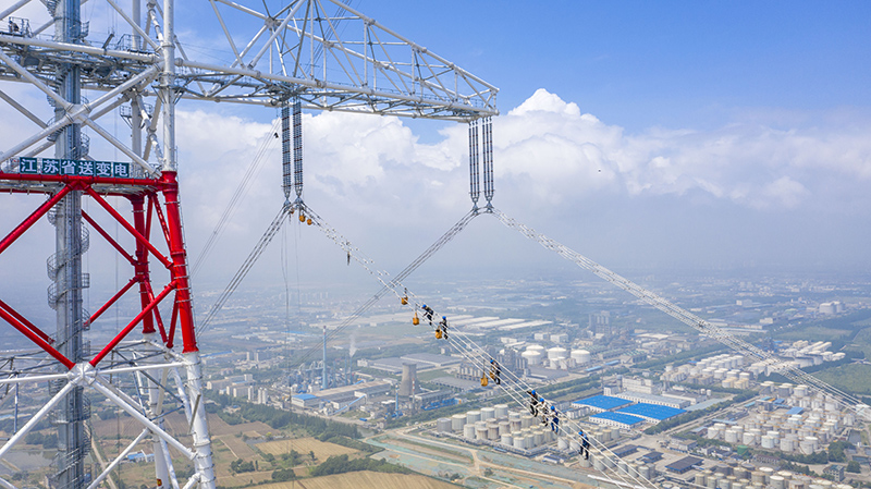 國網江蘇電力員工在鳳城至梅里長江大跨越工程跨江架線上安裝間隔棒。.jpg 國網江蘇電力員工在鳳城至梅里長江大跨越工程跨江架線上安裝間隔棒。.jpg