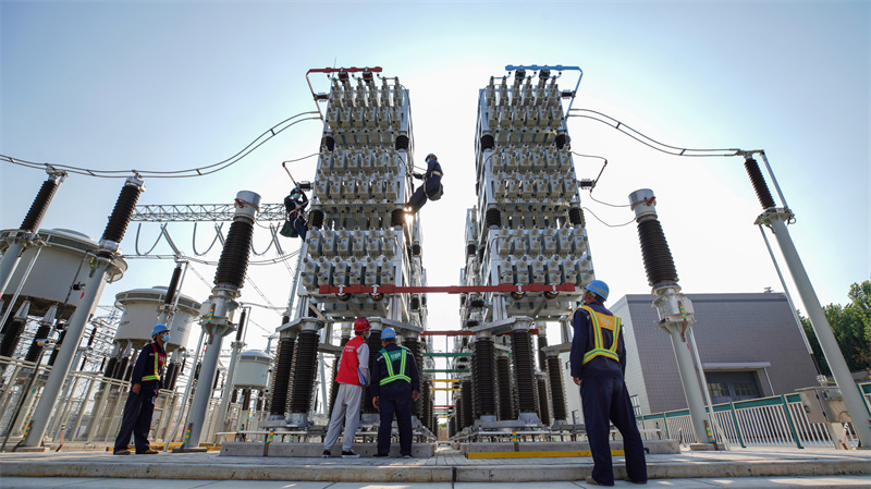 施工人員在北京東1000千伏變電站內進行電器設備安裝。.jpg 施工人員在北京東1000千伏變電站內進行電器設備安裝。.jpg