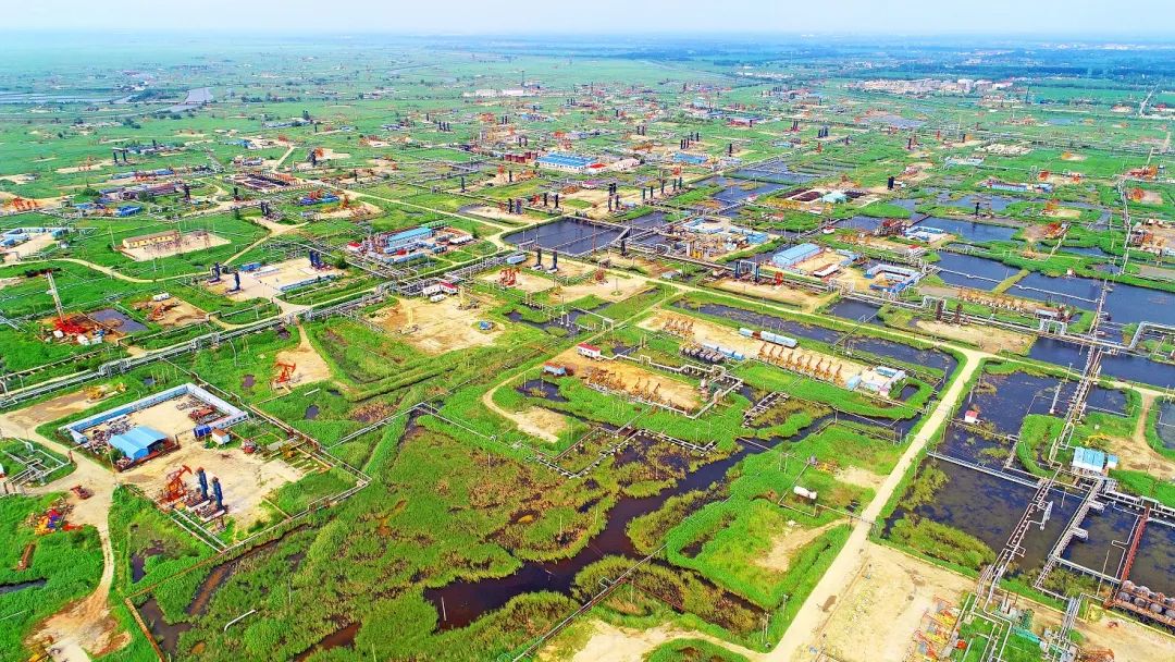 位于繞陽(yáng)河畔的遼河油田杜84塊稠油生產(chǎn)現(xiàn)場(chǎng)。 陳允長(zhǎng) 攝.jpg 位于繞陽(yáng)河畔的遼河油田杜84塊稠油生產(chǎn)現(xiàn)場(chǎng)。 陳允長(zhǎng) 攝.jpg