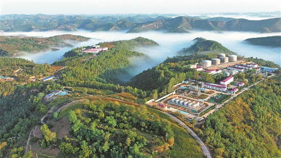 長(zhǎng)慶油田牢記囑托,勇當(dāng)保障國(guó)家能源安全的排頭兵。圖為長(zhǎng)慶油田采油一廠伴生氣綜合利用大隊(duì)杏河集輸站鳥(niǎo)瞰。成錦 攝.jpg 長(zhǎng)慶油田牢記囑托,勇當(dāng)保障國(guó)家能源安全的排頭兵。圖為長(zhǎng)慶油田采油一廠伴生氣綜合利用大隊(duì)杏河集輸站鳥(niǎo)瞰。成錦 攝.jpg