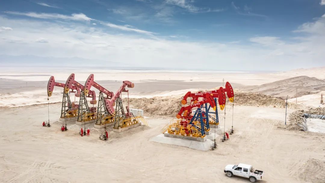 青海油田采油五廠英9-6井場(chǎng)員工奮力搶抓上產(chǎn)黃金季。呂殿杰 攝.jpg 青海油田采油五廠英9-6井場(chǎng)員工奮力搶抓上產(chǎn)黃金季。呂殿杰 攝.jpg