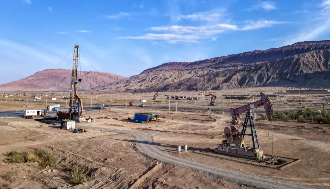 吐哈油田魯克沁采油管理區(qū)生產(chǎn)現(xiàn)場(chǎng)。史建忠 攝.jpg 吐哈油田魯克沁采油管理區(qū)生產(chǎn)現(xiàn)場(chǎng)。史建忠 攝.jpg