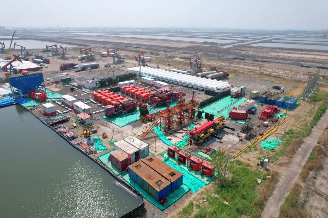 冀東油田壓裂施工現(xiàn)場(chǎng)。王翔 攝.jpg 冀東油田壓裂施工現(xiàn)場(chǎng)。王翔 攝.jpg