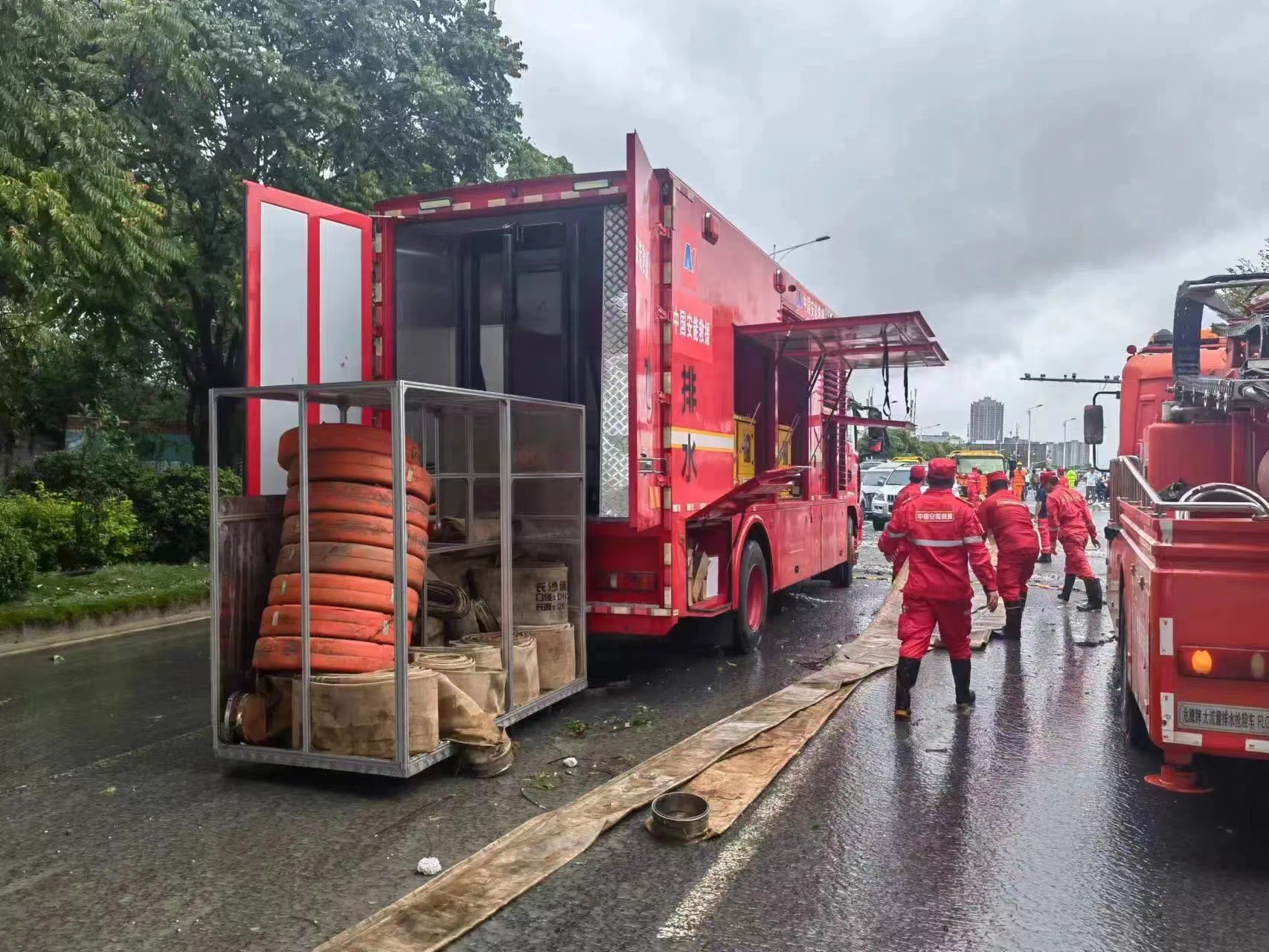 進(jìn)行抽排水作業(yè).jpg 進(jìn)行抽排水作業(yè).jpg