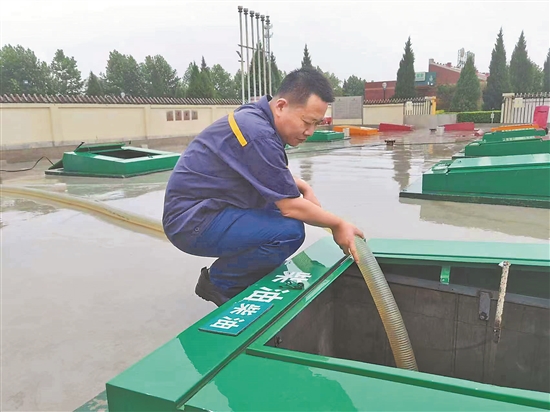 圖為保定分公司員工在保滄高速28北站給進水操作井抽水。龐帥攝.jpg 圖為保定分公司員工在保滄高速28北站給進水操作井抽水。龐帥攝.jpg