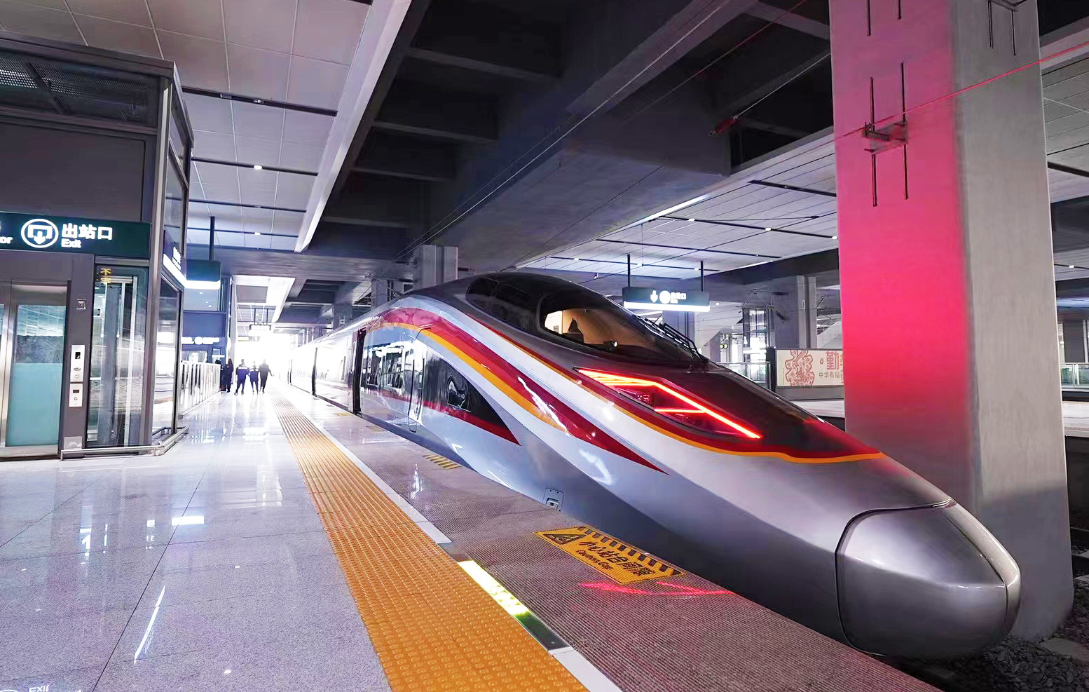 南昌東站的首發列車.jpg 南昌東站的首發列車.jpg