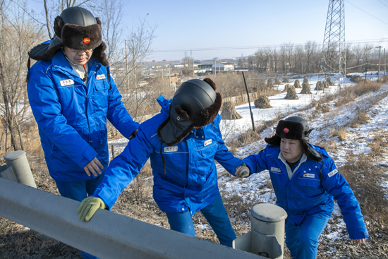 圖為員工翻越管道和橋梁交界處，檢查原油管道運行情況。王志強 攝.jpg