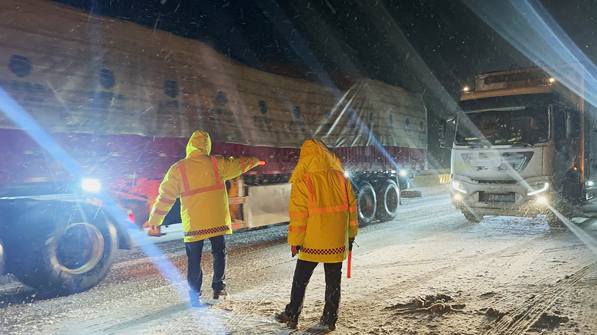 冒雪駐守 交通引導1.jpg 冒雪駐守 交通引導1.jpg