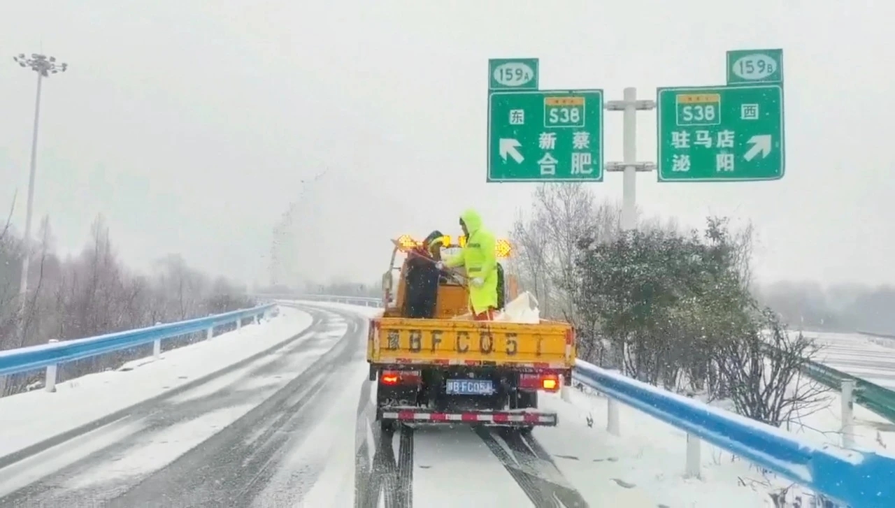 散布融雪劑.jpg 散布融雪劑.jpg