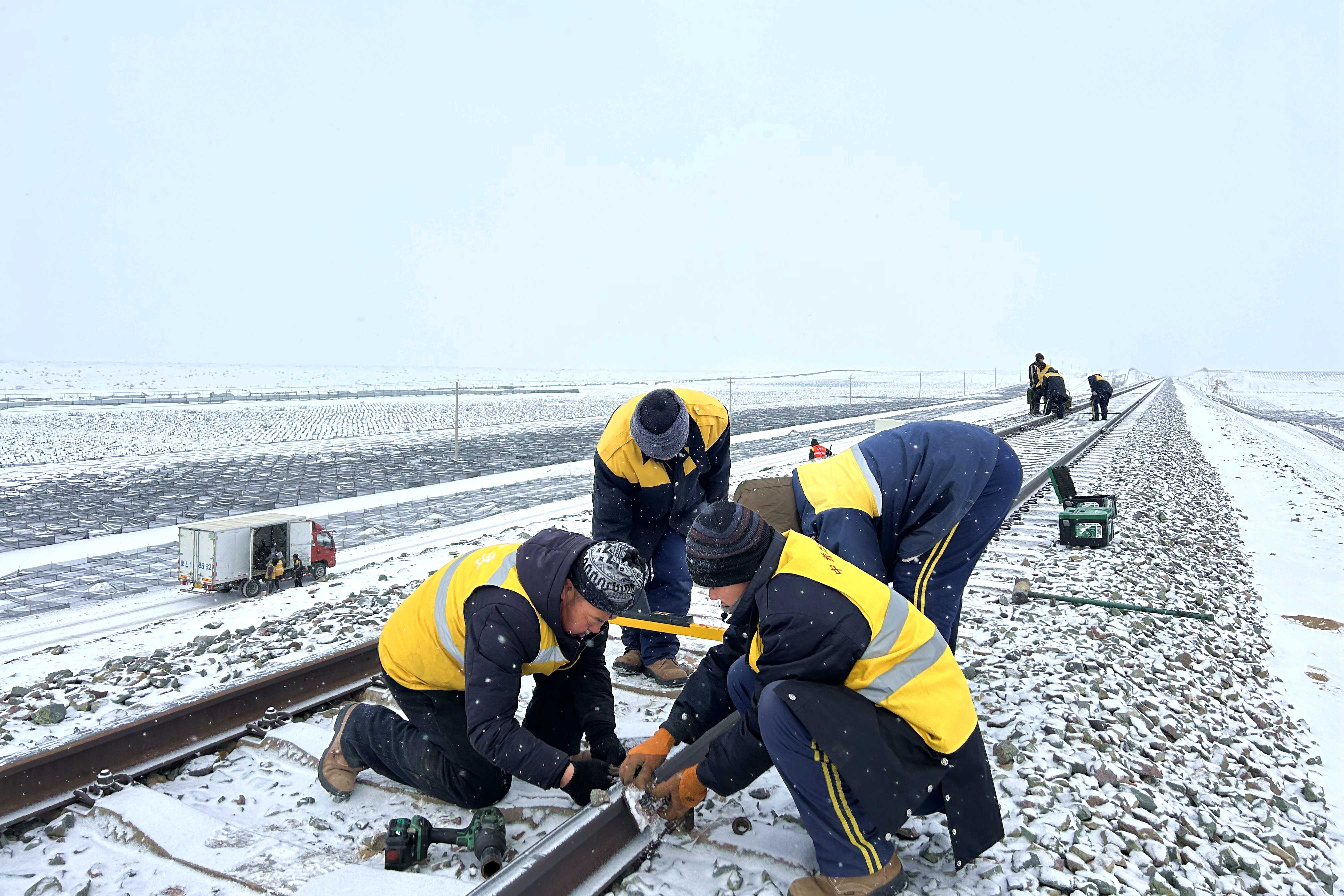 中鐵六局呼和鐵建公司員工清理道岔.jpg 中鐵六局呼和鐵建公司員工清理道岔.jpg