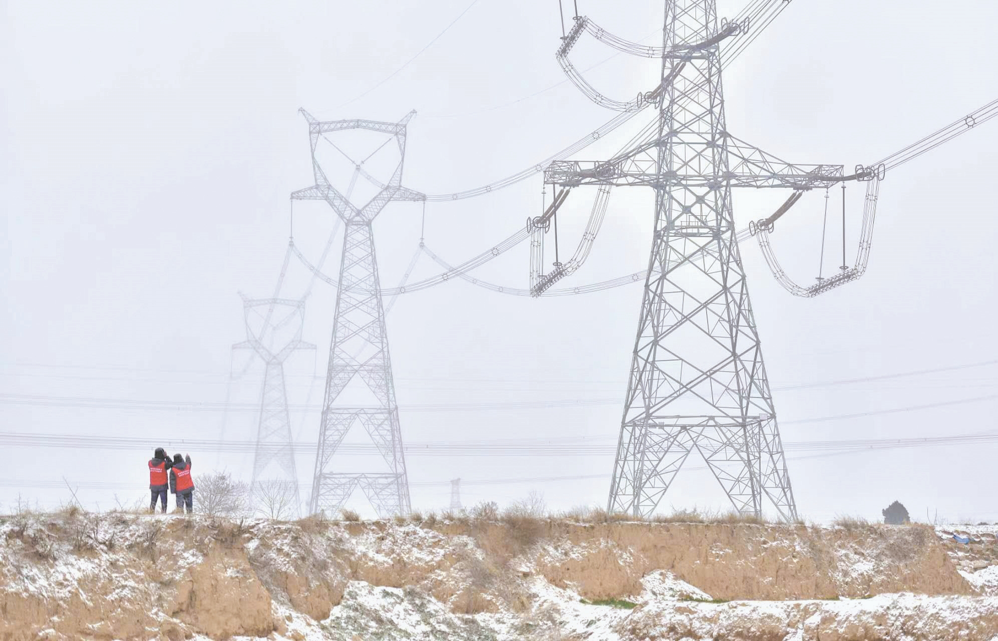 河南洛陽供電公司員工對長南荊1000千伏特高壓輸電線路進行特巡。.jpg 河南洛陽供電公司員工對長南荊1000千伏特高壓輸電線路進行特巡。.jpg
