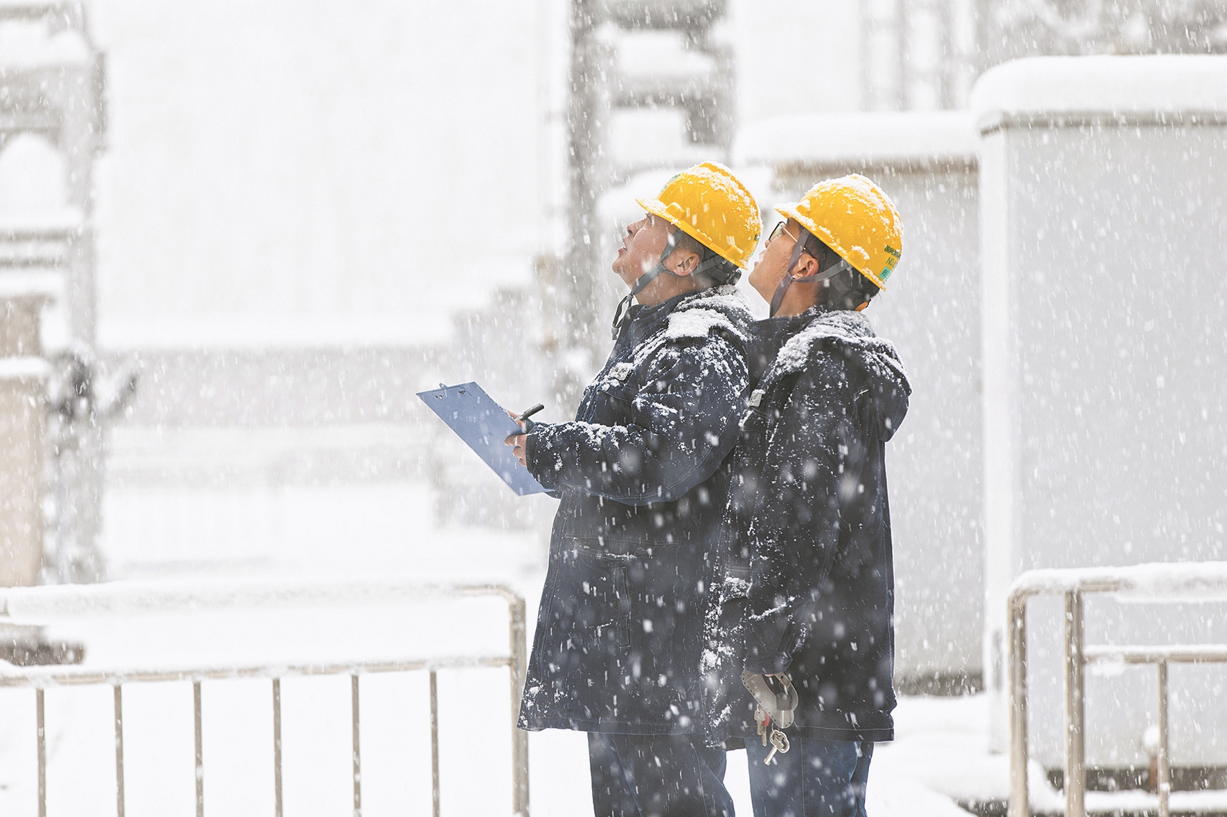 陜西渭南供電公司員工冒雪巡視330千伏渭南變電站,查看設備運行情況。.jpg 陜西渭南供電公司員工冒雪巡視330千伏渭南變電站,查看設備運行情況。.jpg