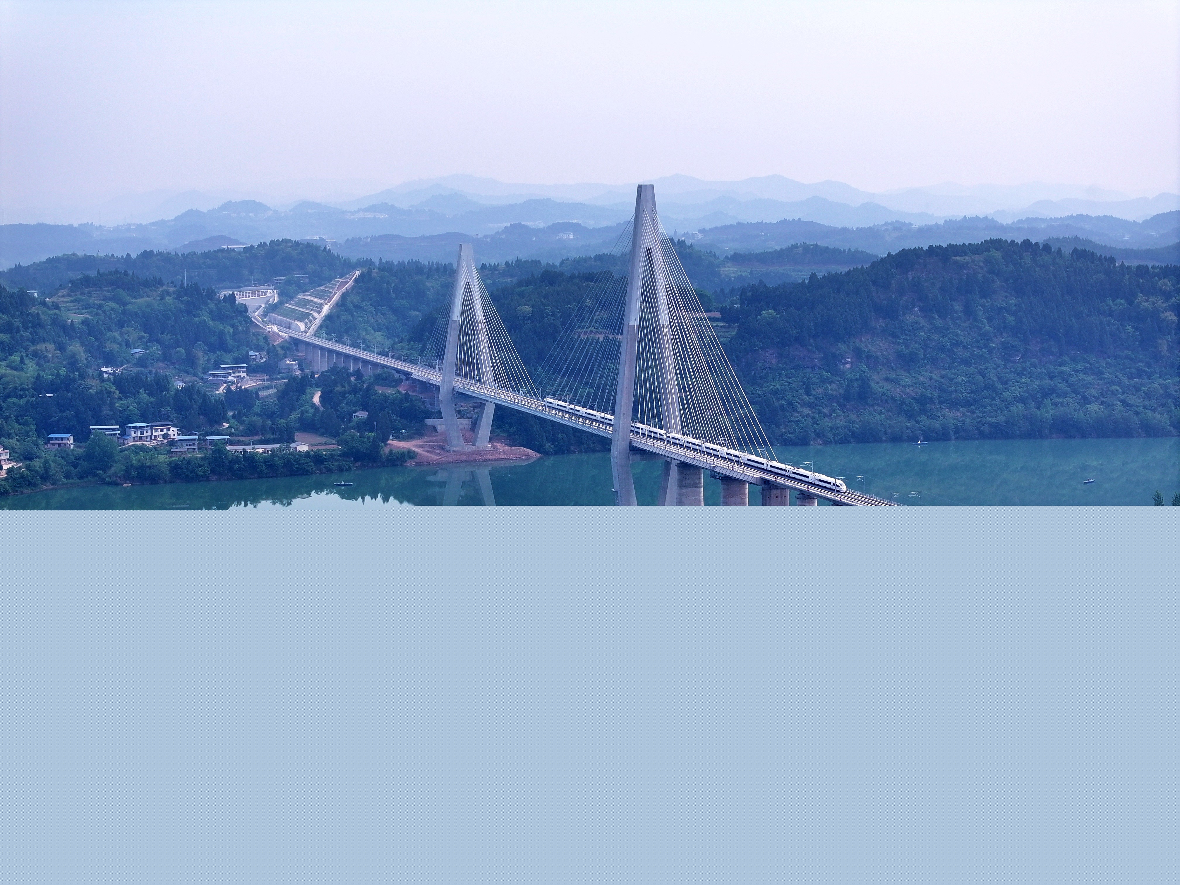 列車通過嘉陵江大橋(王舒 攝).jpg 列車通過嘉陵江大橋(王舒 攝).jpg