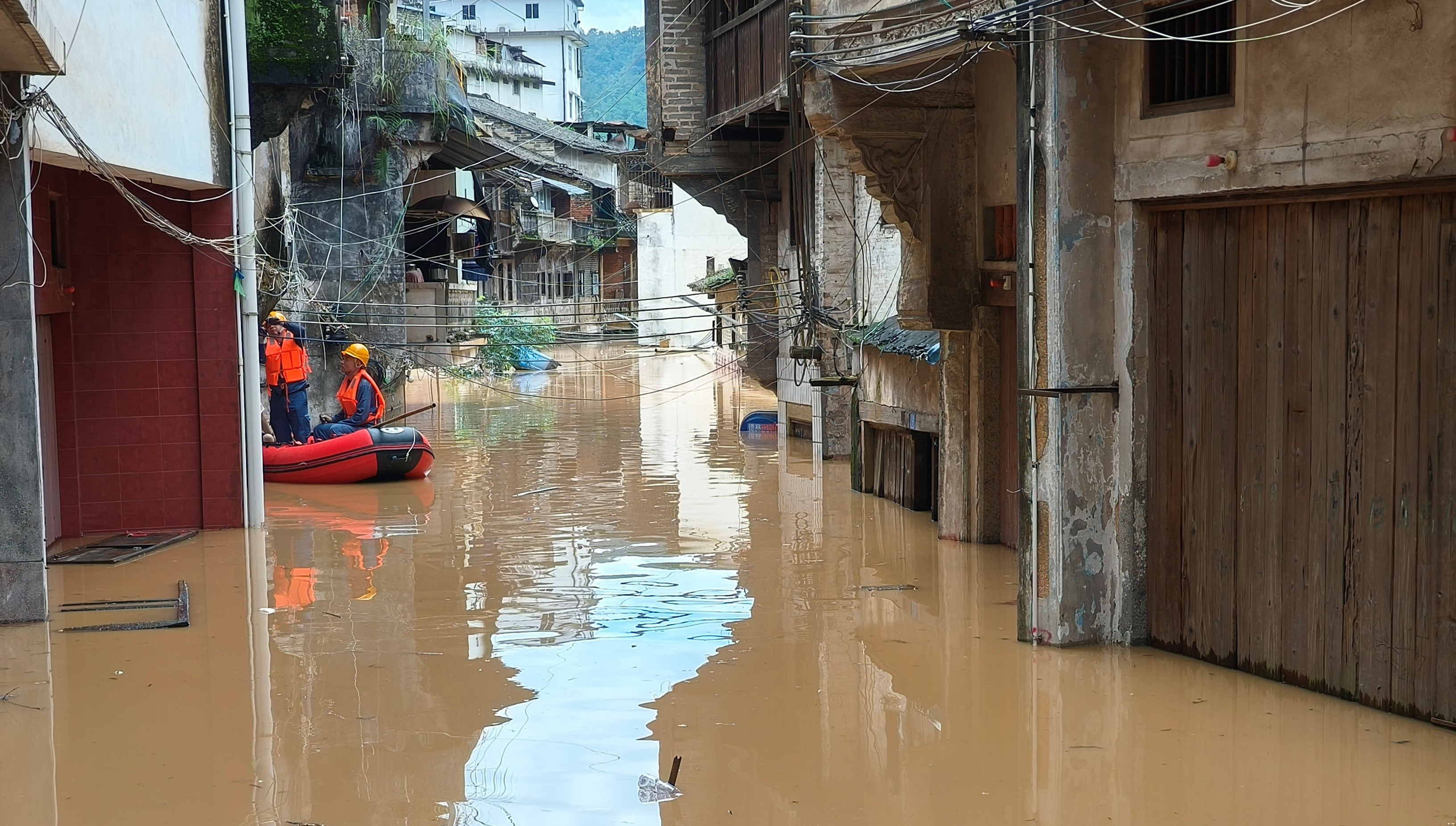 6月17日,南方電網(wǎng)廣東梅州大埔供電局大麻供電所員工乘船對(duì)水浸區(qū)域進(jìn)行巡視。李旺 攝.jpg 6月17日,南方電網(wǎng)廣東梅州大埔供電局大麻供電所員工乘船對(duì)水浸區(qū)域進(jìn)行巡視。李旺 攝.jpg