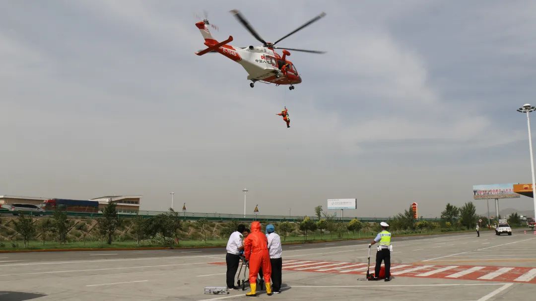 高速公路應(yīng)急處置空中救援演練.jpg 高速公路應(yīng)急處置空中救援演練.jpg