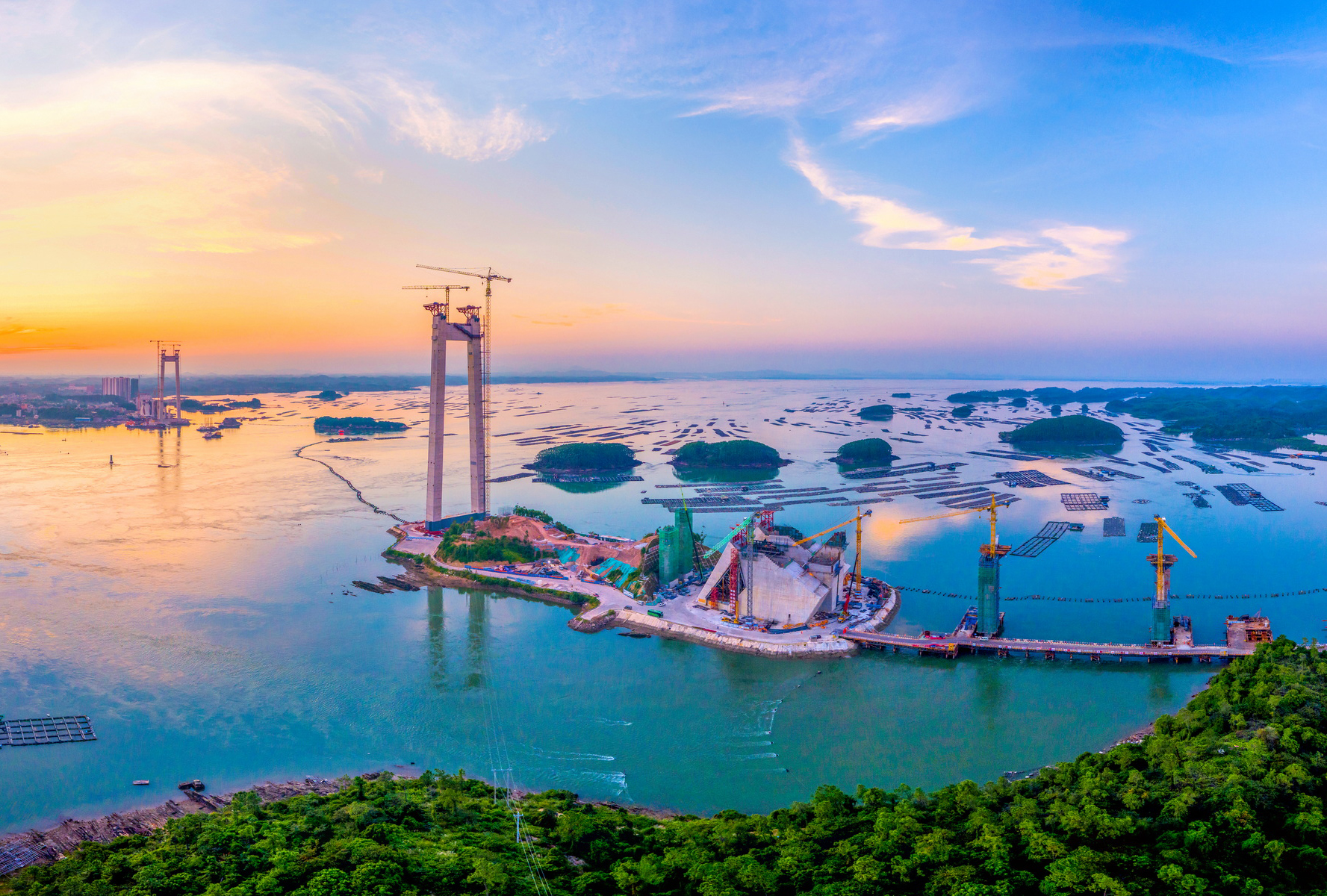 廣西最長(zhǎng)跨海大橋——龍門(mén)大橋全面進(jìn)入主纜架設(shè)階段.jpg