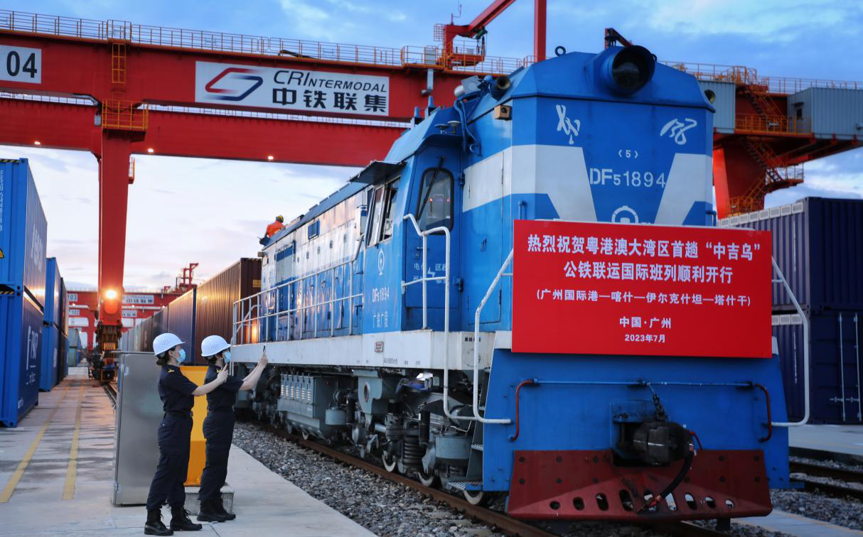 圖片1粵港澳大灣區首列“中吉烏”公鐵聯運國際班列整裝待發.png 圖片1粵港澳大灣區首列“中吉烏”公鐵聯運國際班列整裝待發.png