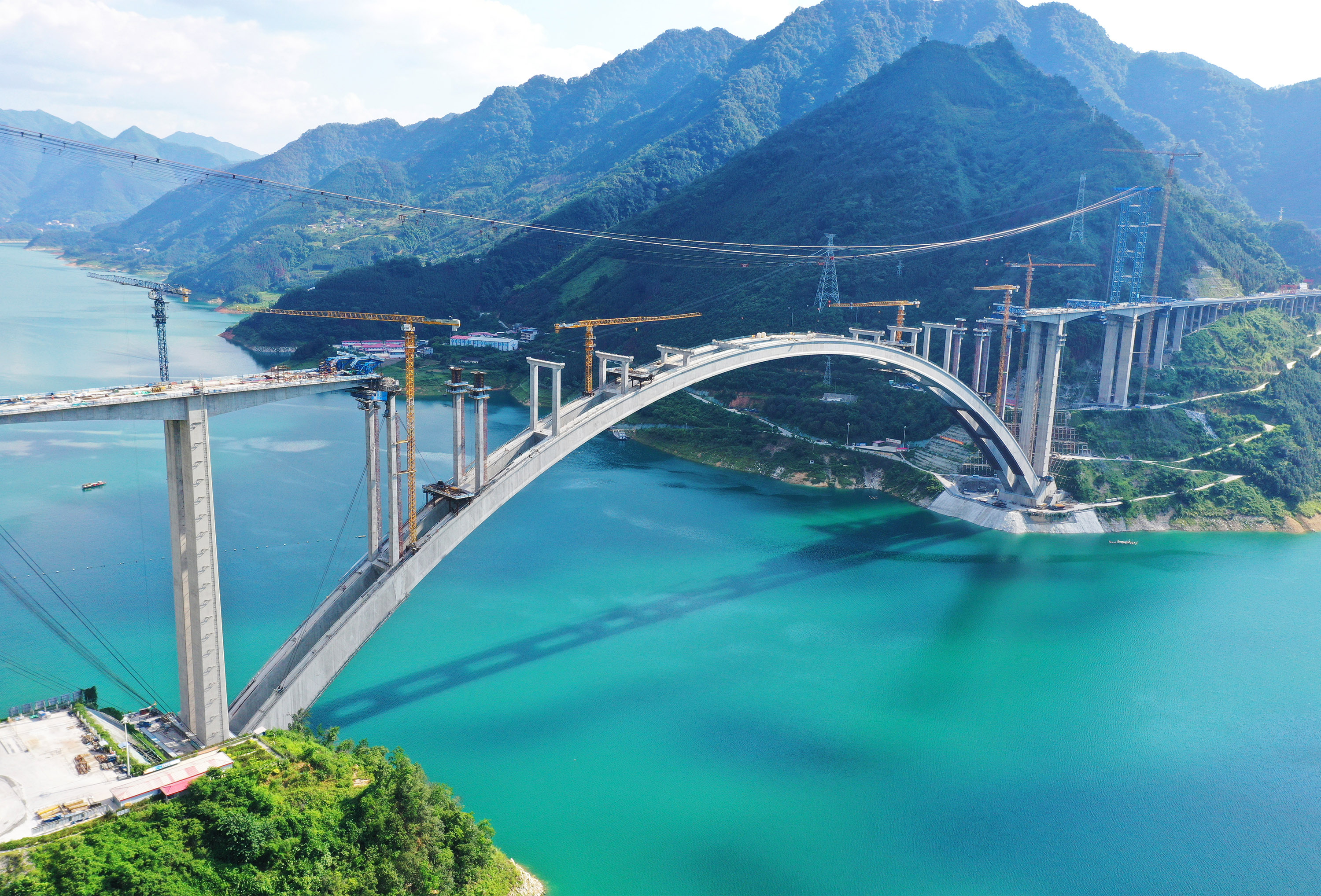 南丹至天峨下老高速公路天峨龍灘特大橋拱上立柱施工現場.jpg 南丹至天峨下老高速公路天峨龍灘特大橋拱上立柱施工現場.jpg