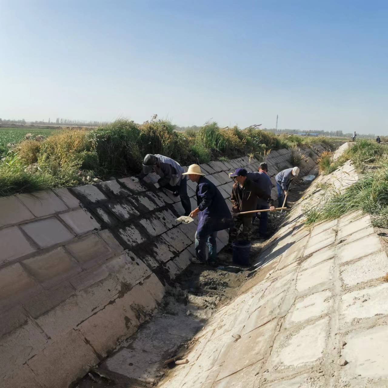 甘肅農(nóng)墾飲馬農(nóng)場(chǎng)職工在為灌溉渠道清淤。殷永林 攝.jpg 甘肅農(nóng)墾飲馬農(nóng)場(chǎng)職工在為灌溉渠道清淤。殷永林 攝.jpg