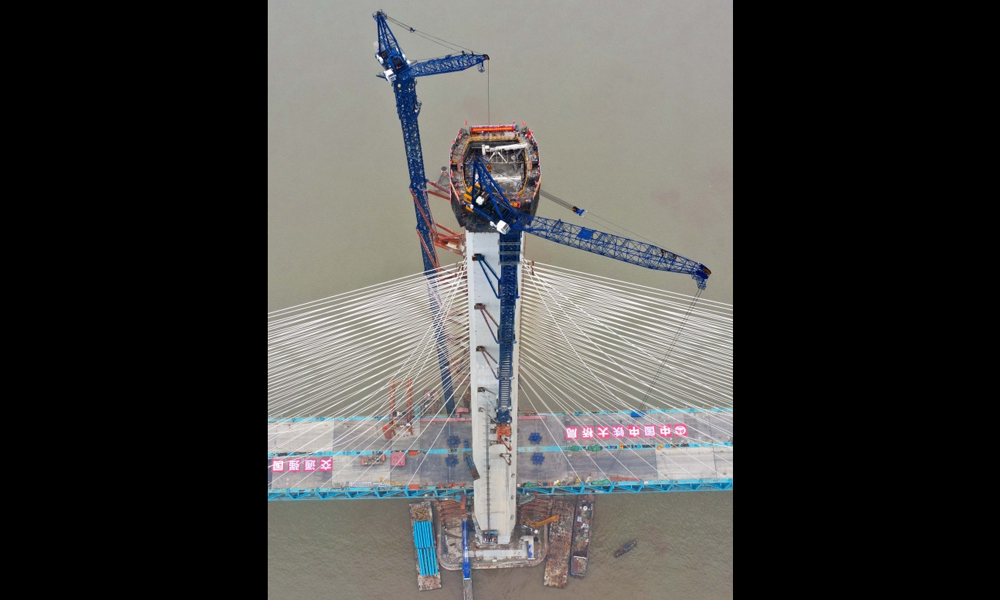 圖為6月27日，無人機拍攝的滬通長江大橋南主塔。（新華社記者 丁曉春 攝）