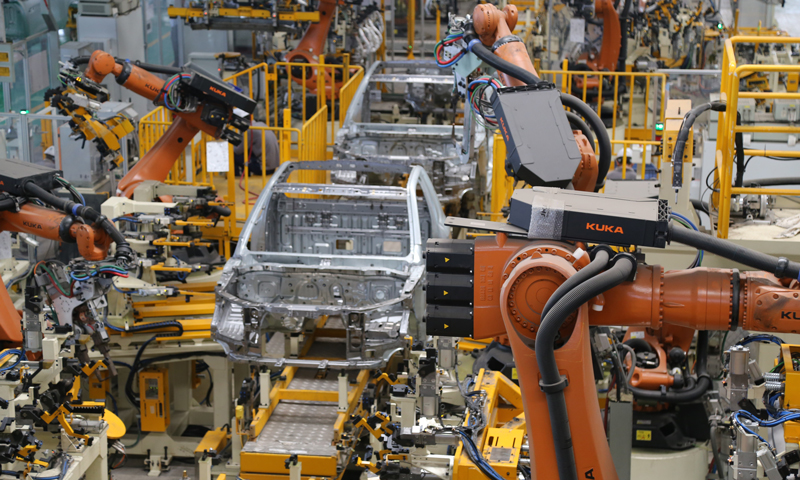 目前，保定長安客車制造有限公司合車主線自動化率實現100%。圖為近日在該公司焊裝車間拍攝的合車主線機器人以及白車身工作現場。（顧鵬 攝）