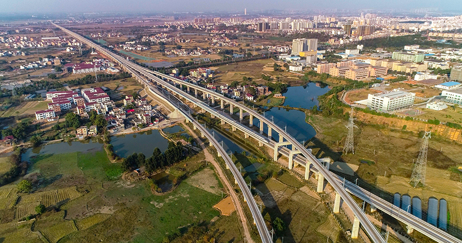 “設計中我們充分考慮路網發展的前瞻性及京港高鐵分段建設時機及工程銜接，保證昌九、長贛等高鐵在南昌、贛州樞紐的引入預留及同步實施?！辫F四院昌贛高鐵總體設計負責人周世驚介紹說：“此外，全線精心選址，在高鐵與城市最佳融合點設站13座，平均站間距34公里，基本實現縣縣設站?！眻D為昌贛高鐵通車運營。