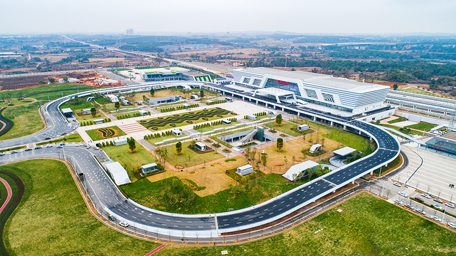 綠水青山，風景獨好，昌贛高鐵是一條綠色生態之路。鐵四院在工程設計十分重視對沿線自然景觀和人文資源的保護，繞避了十余處國家及省級森林公園。站房設計中貫徹“暢通融合、綠色溫馨、經濟藝術、智能便捷”鐵路客站建設理念，革命圣地吉安西站建筑立面像群山，輔以祥云符號，在站房細部設計中融入地方文化元素。圖為昌贛高鐵吉安西站。
