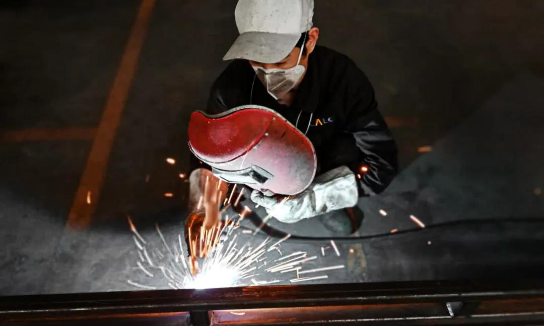  生產(chǎn)一線也是戰(zhàn)“疫”前線。長安民生物流長良包裝的員工正在焊接操作中，他們開足馬力，全力保供。