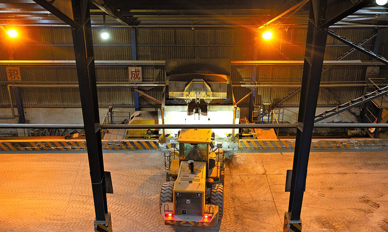 圖為成品散裝庫(kù)的裝載機(jī)晝夜作業(yè)，為包裝工序“喂”料。
