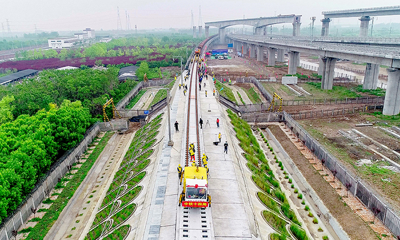 5月9日中午，中國鐵建所屬中鐵十四局擔負的濰萊高鐵正線鋪軌任務(wù)順利完成，標志著山東省內(nèi)“三橫”快速鐵路網(wǎng)的“中部通道”全線貫通。濰萊高鐵正線全長126公里，設(shè)計時速350公里，線路起自濟青高鐵濰坊北站，經(jīng)濰坊昌邑，青島平度、萊西，接入青榮城際萊西北站。中鐵十四局承擔著濰萊高鐵全部248.122公里正線、10.01公里站線鋪軌及34組道岔新鋪任務(wù)。圖為濰萊高鐵正線鋪軌完成。