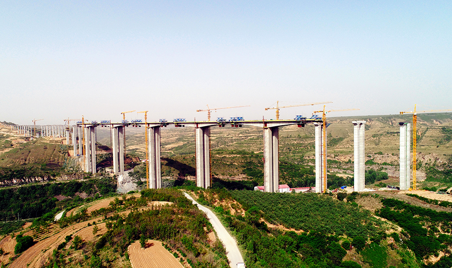 土方開挖零裸露、隧道掘進零棄方、施工廢水零排放……毗鄰黃龍自然保護區施工的中國鐵建所屬中鐵二十局黃蒲高速公路項目部把節能減排、綠色環保、科技創新融合到施工中，將黃蒲高速公路建成路景融合的綠色生態長廊。圖為正在建設的石堡川河特大橋。（劉斌斌 攝）