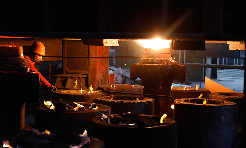 北重集團(tuán)特鋼事業(yè)部全力以“復(fù)”，跑出生產(chǎn)“加速度”，努力交出復(fù)工達(dá)產(chǎn)成績單。圖為北重集團(tuán)特鋼事業(yè)部操作人員在鋼錠作業(yè)區(qū)確定澆注情況。（文/圖 郭新燕 ）（文/圖 郭新燕 ）