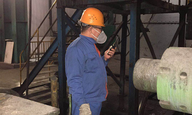 截至5月底，北重集團(tuán)煉鋼產(chǎn)量27763噸，同比提升20.9%；電渣產(chǎn)量6457噸，同比提升32.5%；擠壓無縫管連續(xù)3個月實現(xiàn)穩(wěn)產(chǎn)300支以上。圖為北重集團(tuán)特鋼事業(yè)部員工趕制生產(chǎn)進(jìn)度。（文/圖 郭新燕 ）