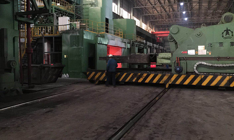 截至5月底，北重集團(tuán)實現(xiàn)產(chǎn)值34244萬元，同比提升30%，連續(xù)3個月產(chǎn)值突破了8000萬元。圖為北重集團(tuán)特鋼事業(yè)部員工趕制生產(chǎn)進(jìn)度。（文/圖 郭新燕 ）