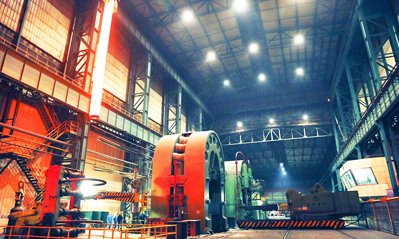 圖為北重集團(tuán)特鋼事業(yè)部員工趕制生產(chǎn)進(jìn)度。（文/圖 郭新燕 ）