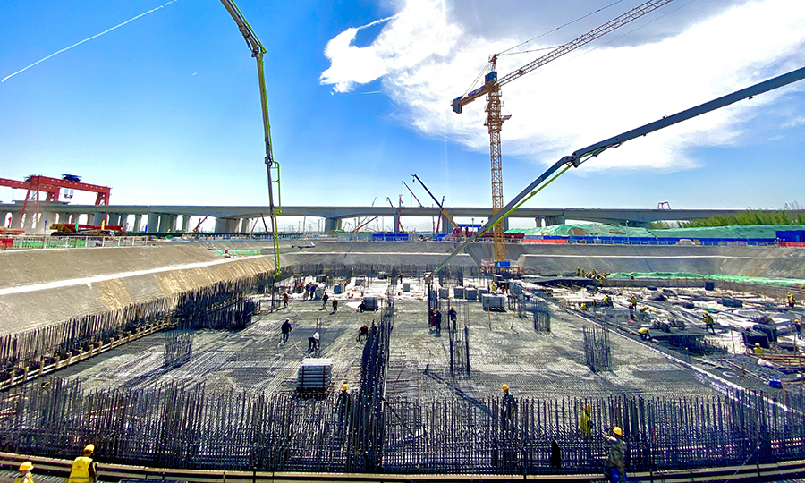 圖為京雄城際雄安牽引變電所基礎澆筑施工現場。（王晨軍 攝）
