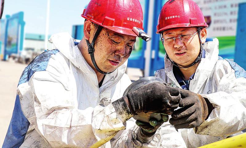 近日，國家能源集團準能集團設備維修中心進一步強化設備動態檢查，在常規檢查的基礎上加強對設備防雨系統、消防設施、空調等專項檢查，密切掌握設備運行狀況，及時消除設備隱患。圖為7月17日，該中心職工處理礦用卡車空調故障。（關松 攝）