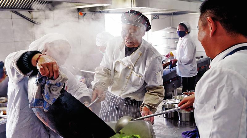 自2010年承擔(dān)青海省曲麻萊縣定點(diǎn)扶貧任務(wù)以來，國家能源集團(tuán)因地制宜實(shí)施生態(tài)扶貧、教育培訓(xùn)扶貧、電商扶貧、產(chǎn)業(yè)扶貧、醫(yī)療扶貧、黨建扶貧等一系列精準(zhǔn)扶貧舉措，今年4月21日，該縣經(jīng)專項(xiàng)評(píng)估檢查，退出貧困縣（區(qū)）之列。近日，在國家能源集團(tuán)援建的曲麻萊縣職業(yè)技術(shù)培訓(xùn)中心，群眾正在學(xué)習(xí)烹飪技術(shù)。