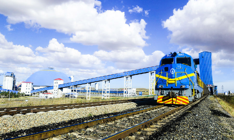 神寶能源煤炭銷售從黑龍江一省發展到吉林、遼寧等省市，累計產銷煤炭2.96億噸，累計上繳稅費109.65億元，成為東北經濟振興的重要能源支撐力量。圖為生產的煤炭正在快速裝車外運。