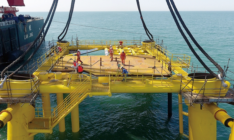 “藍鯨”號將導管架穩穩地放置在海上預定位置。