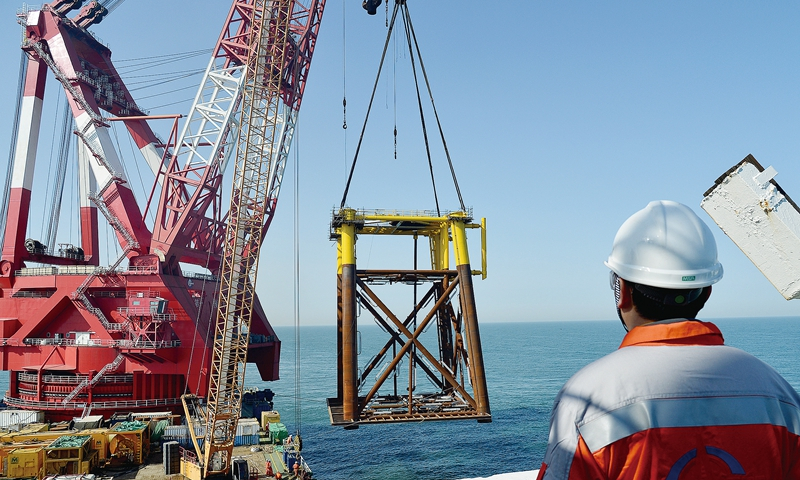 旅大16-3WHPB導管架下水。