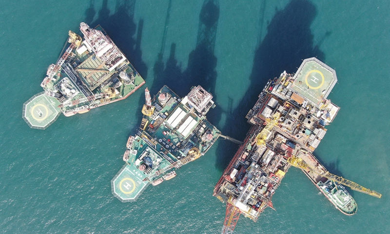 從高空俯瞰旅大21-2WHPA和旅大21-2WHPB平臺，如同連體嬰兒一樣在大海上緊密相依。在旅大21-2WHPB平臺上還有“新生”報到——整套海水淡化系統和鍋爐注熱系統，這是自2005年渤海油田試驗性稠油熱采項目開展以來，首次引入該套系統，是稠油規?；_發裝備的“熱采重器”。目前正在實施投產前的聯合測試工作，以期達到最佳運行狀態。生活支持船在旅大16-3CEPA平臺順利就位。