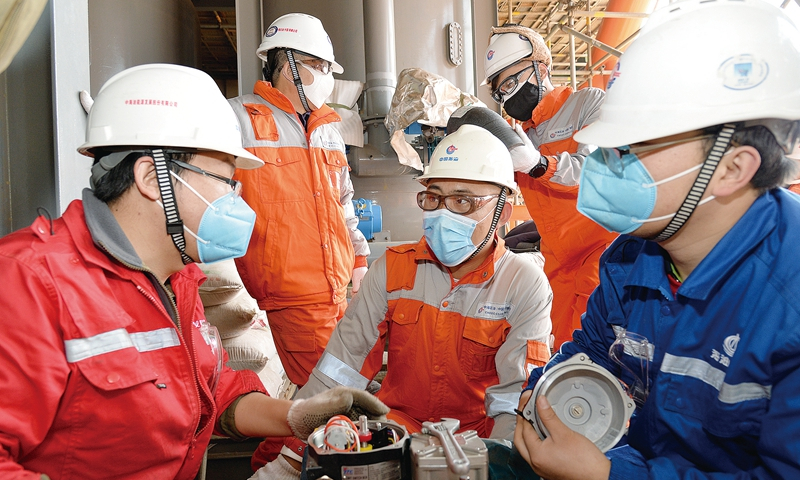 疫情防控期間，旅大21-2/16-3油田區域開發項目組（簡稱項目組）聯合參建各方協同作戰、力克難關。旅大21-2兩平臺創下了同類項目海上聯合調試30天的最短工期紀錄。圖為項目組人員在青島建造現場對旅大21-2平臺設備進行儀表調試。