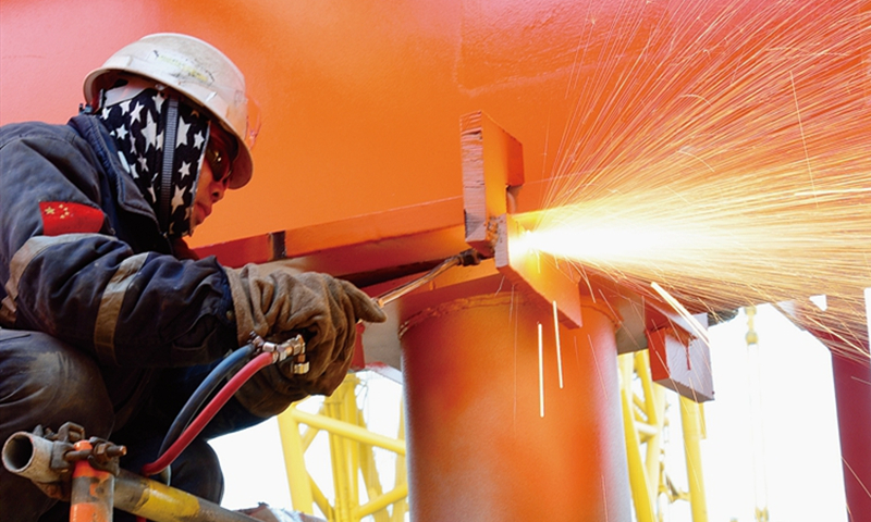 項目組通過發揮工程建設中心在區域項目統籌管理方面的優勢，協調海上資源，按既定奮斗目標倒排工期、按日消項，一點一點掙出了時間，搶出了工期，讓這對“雙胞胎”平臺以最快速度在海上安家。圖為施工人員正在切割組塊結構物的連接部分。