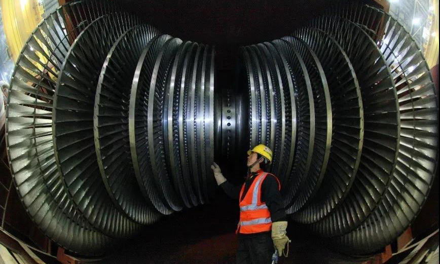 歷經(jīng)百年發(fā)展，汽輪機(jī)積攢了現(xiàn)代工業(yè)文明的累累成果，其碩大而結(jié)實(shí)的轉(zhuǎn)子如蝴蝶翅膀，盡顯靈動(dòng)之力與設(shè)計(jì)之美。