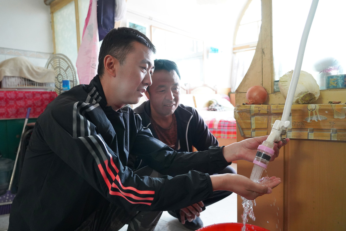 圖為高飛到村民家中了解飲用水情況。