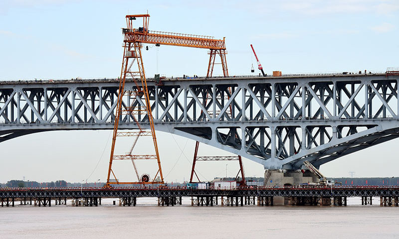 由中鐵大橋局承建的國家重點工程——鄭（州）濟（南）鐵路鄭州黃河特大橋主橋已進入最后的橋面系鋪設建設階段。圖為10月7日拍攝的施工中的鄭濟鐵路鄭州黃河特大橋。（新華社記者 朱祥 攝）