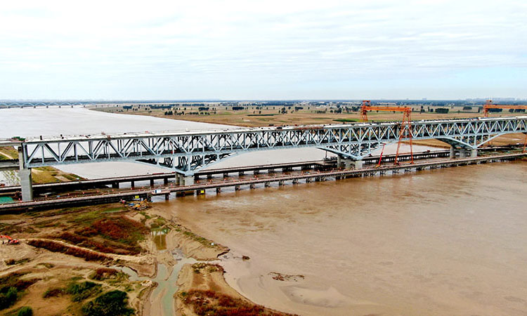 圖為10月7日拍攝的施工中的鄭濟鐵路鄭州黃河特大橋。（新華社記者 朱祥 攝）