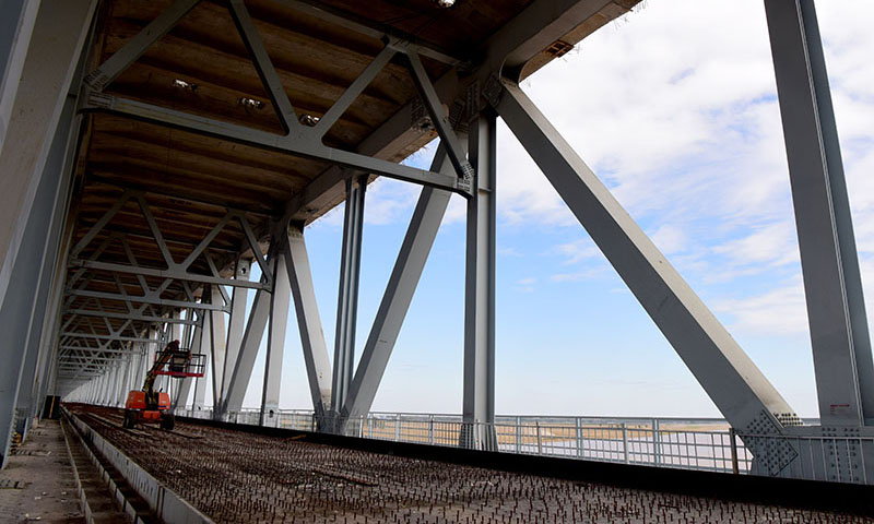 圖為10月7日拍攝的施工中的鄭濟鐵路鄭州黃河特大橋。（新華社記者 朱祥 攝）